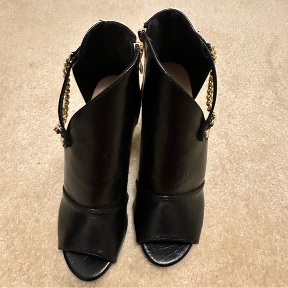 ⭐️ Black 8.5 Heeled Boots with Gold Chain Accent - Picture 7 of 9